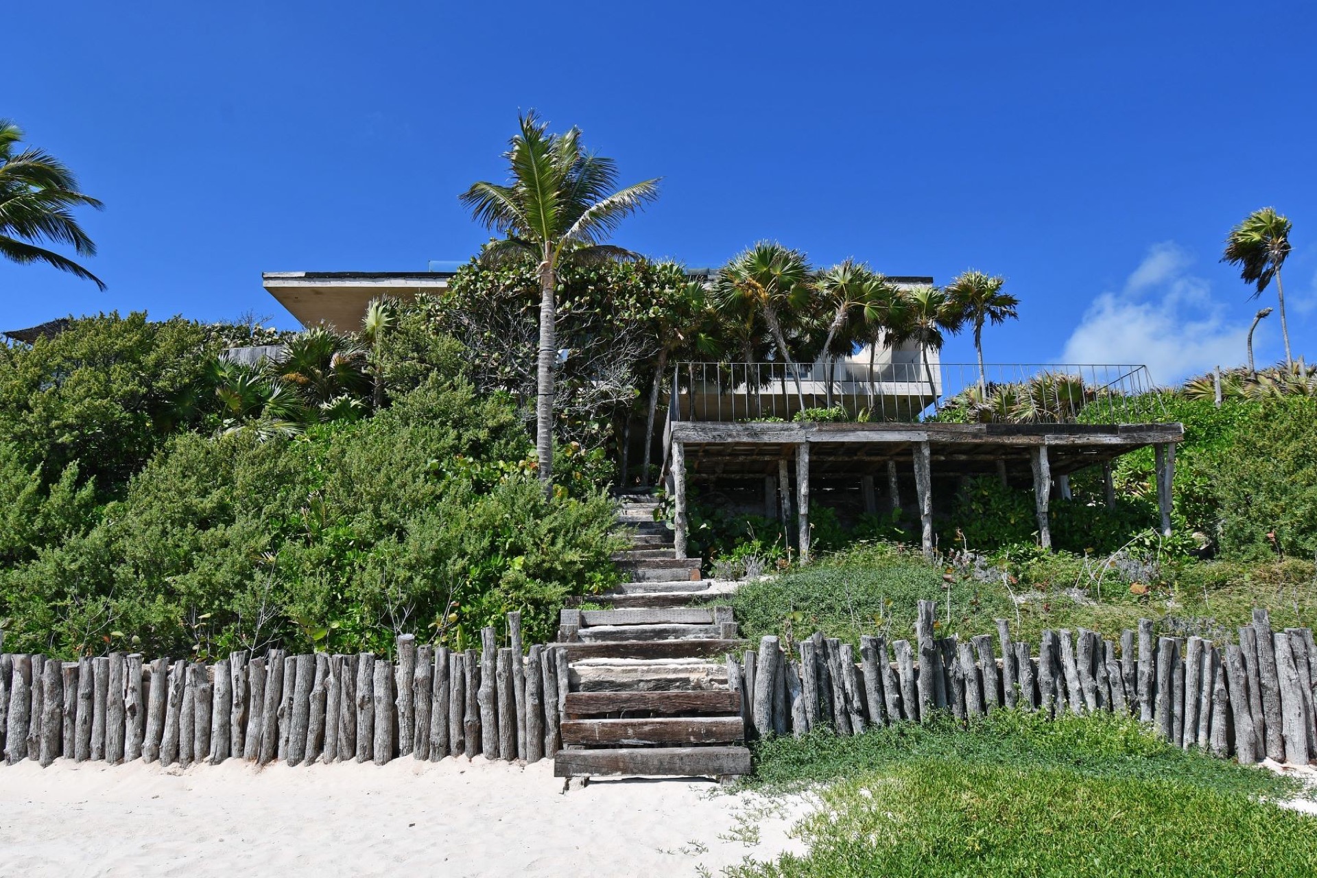 Casa Sastran — Casa vista desde la playa