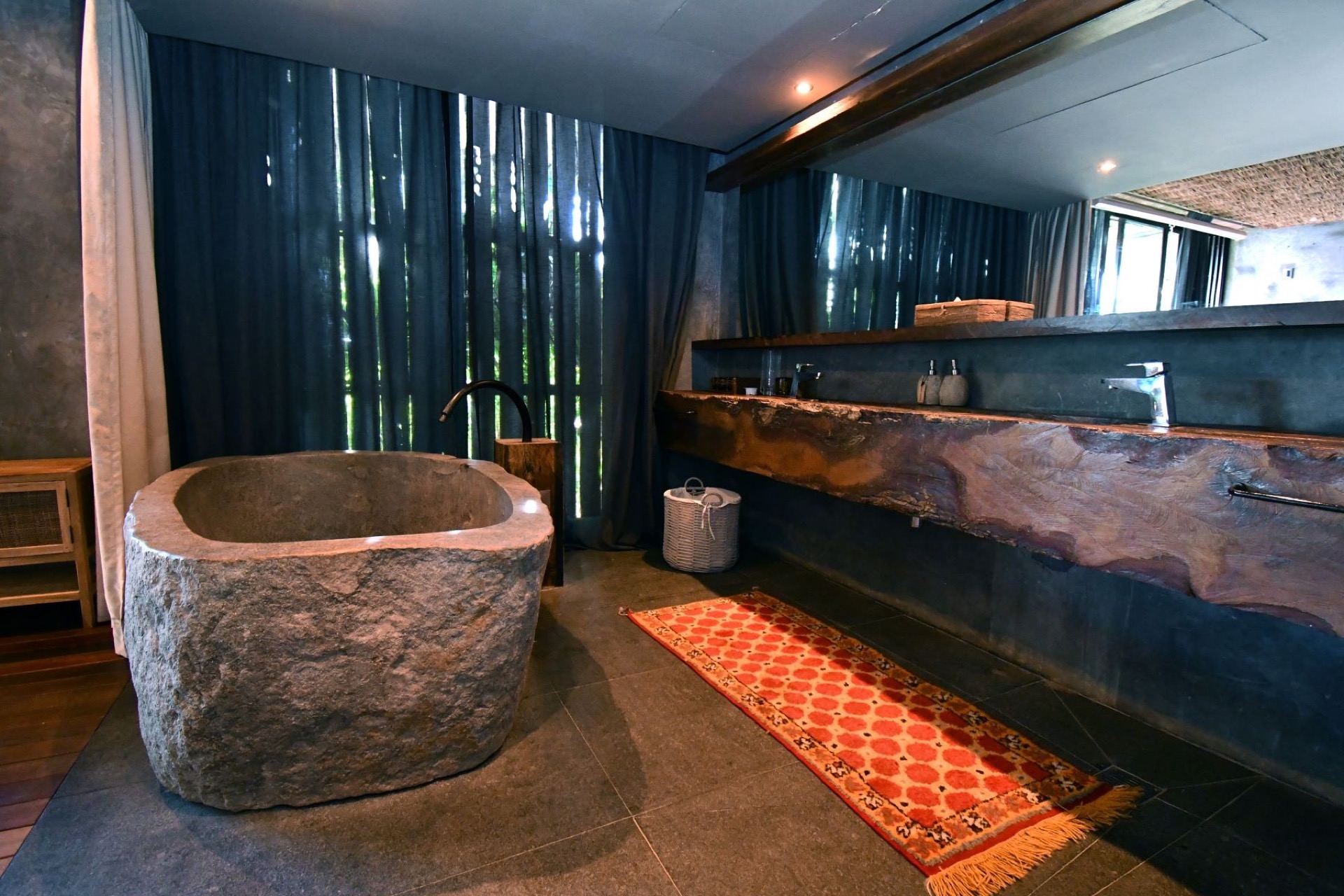 Casa Sastran — Baño con tina de piedra